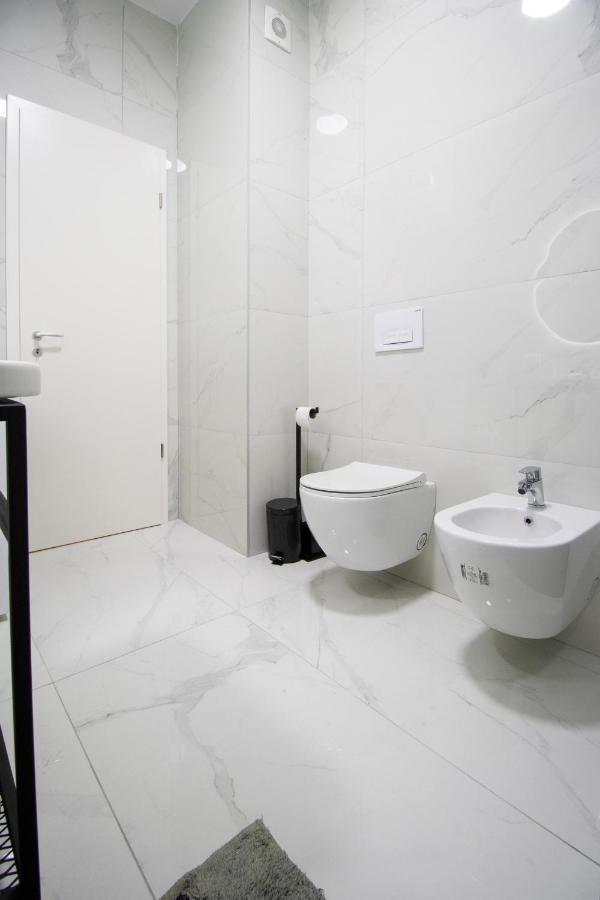 Luxury Rooftop 23 Bed & Breakfast Tirana Exterior photo